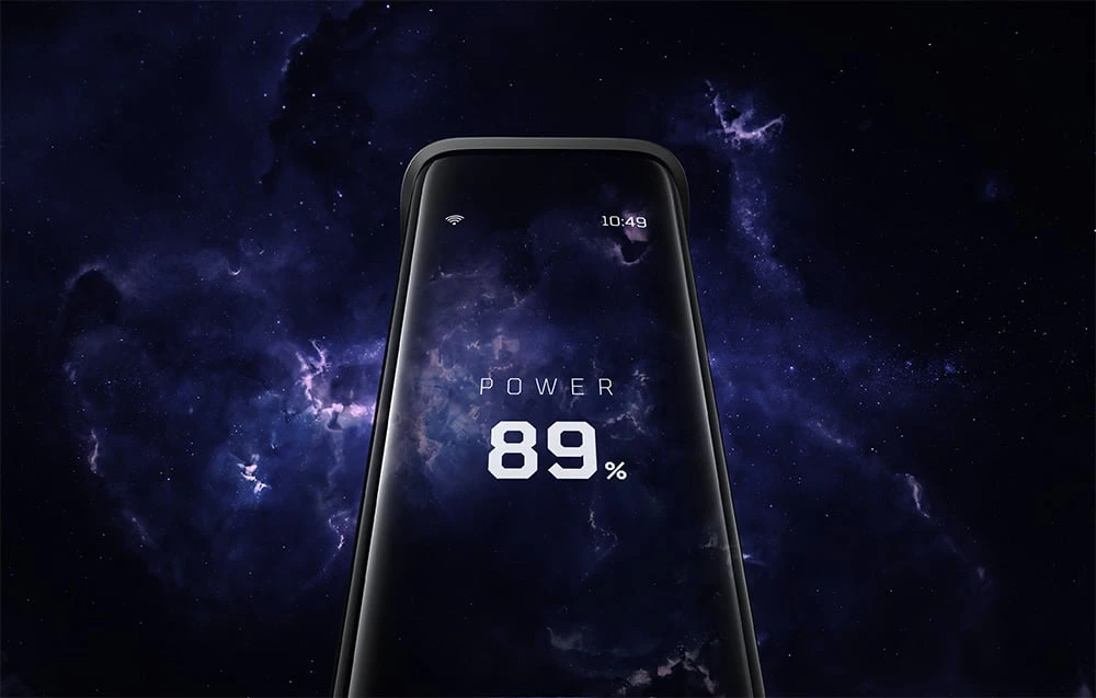 Prim plan al afișajului powerbank-ului cu un nivel de energie de 89%.