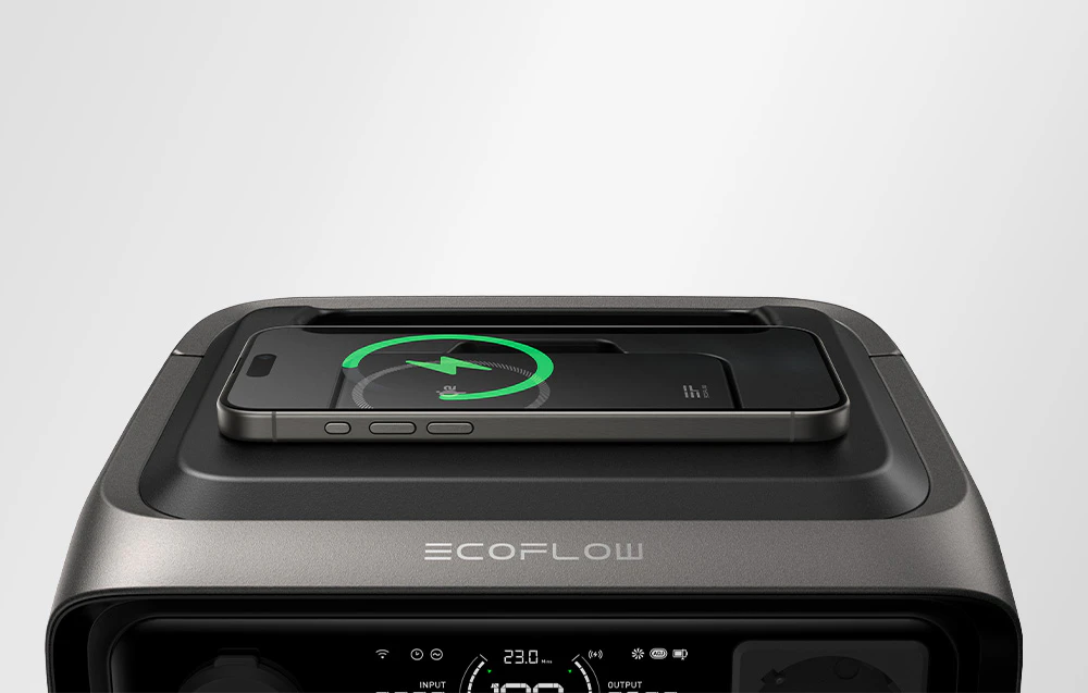 O stație de alimentare EcoFlow cu un smartphone încărcându-se wireless pe ea
