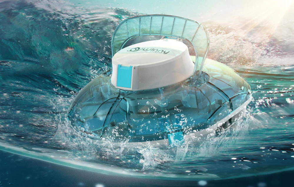 Robot alb pentru piscină cu cupolă transparentă plutind la suprafața apei, cu stropi în jurul său
