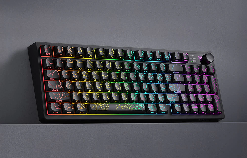 O tastatură neagră cu iluminare colorată pe un suport negru, sprijinită de un perete negru