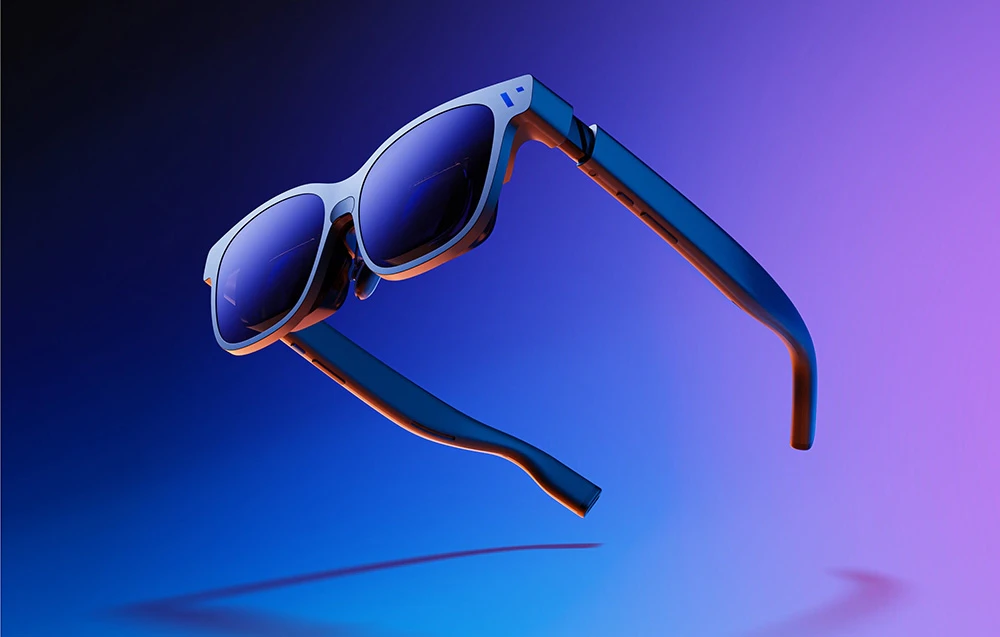 Ochelari moderni cu ochelari întunecați plutesc pe un fundal gradient violet-albastru