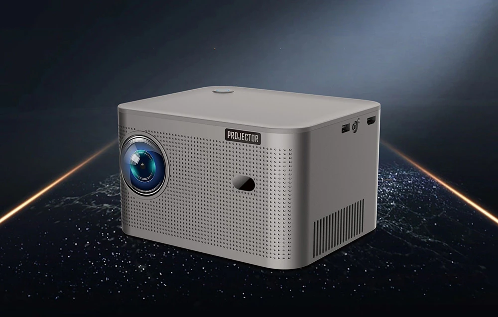 Un proiector Magcubic HY350 de culoare gri, cu un obiectiv și cuvântul „PROJECTOR” pe un fundal întunecat.