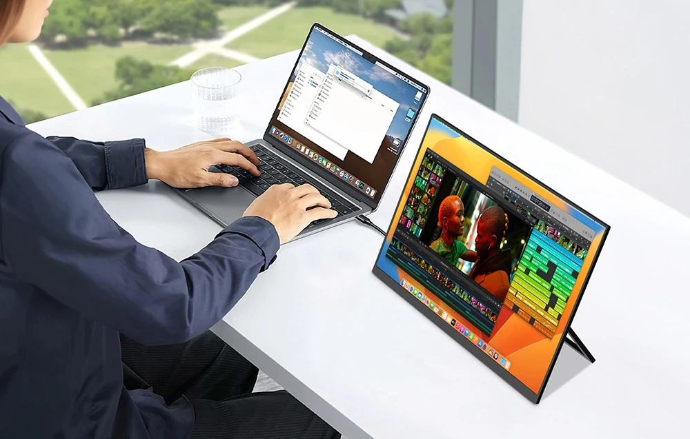 Laptop conectat la un monitor portabil utilizat ca al doilea ecran pentru editare video
