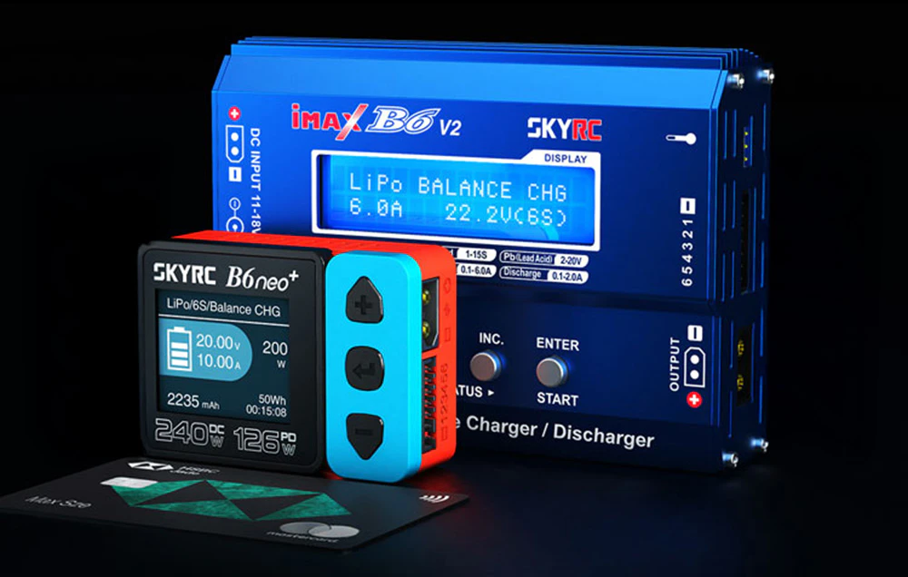 Încărcător inteligent SkyRC B6neo+, cu ImaxB6v2 în fundal