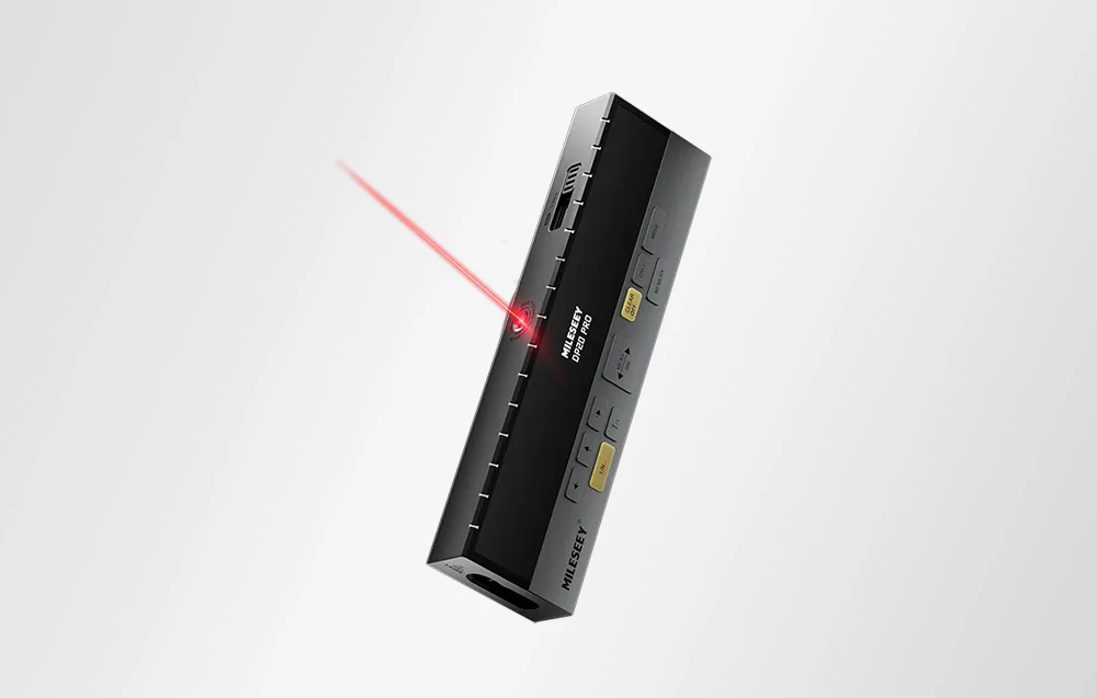 Un telemetru laser modern prezentat într-un unghi cu un singur fascicul de lumină activ pe un fundal întunecat.