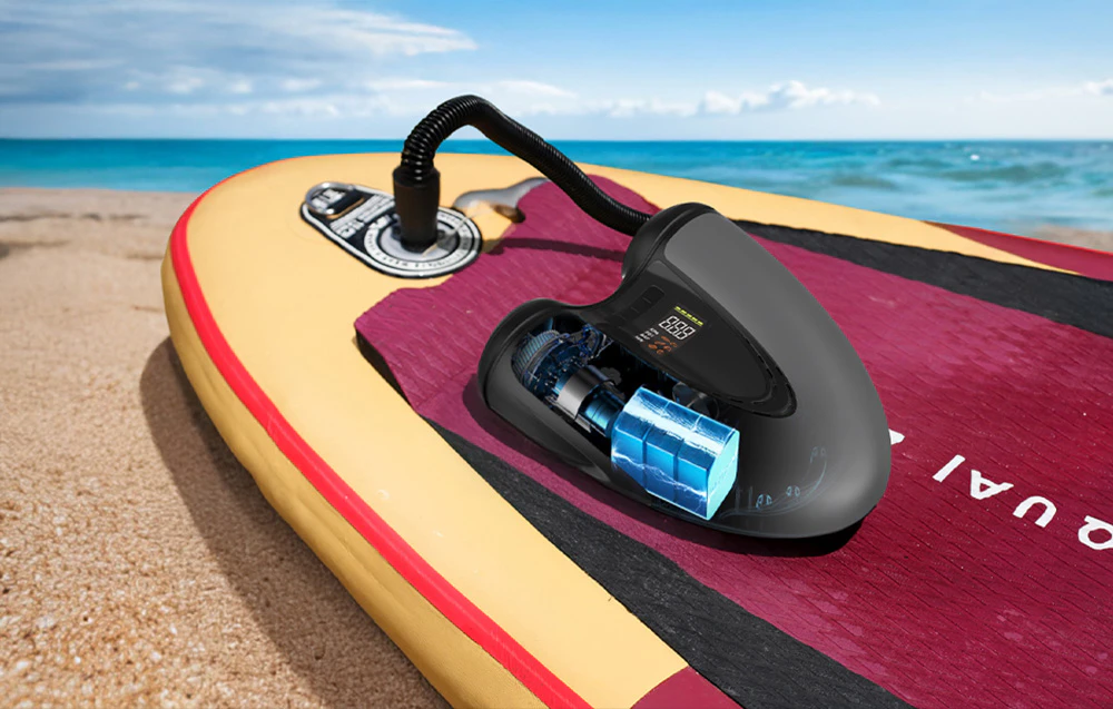 Flextail Evo SUP Pump Pro umflă o placă SUP pe plajă.