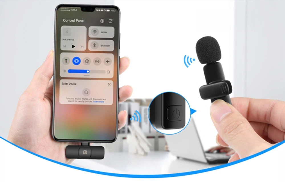 Mâini ținând un telefon cu un receptor conectat și un microfon wireless prins de haine.