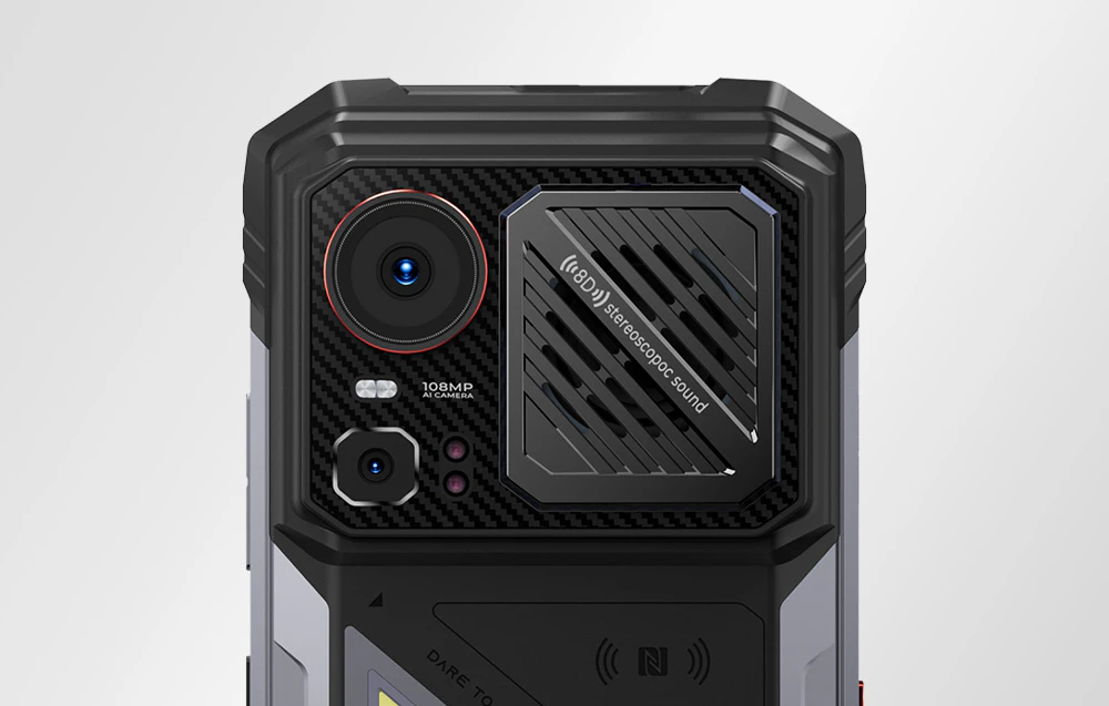 Prim-plan al părții superioare a carcasei smartphone-ului HOTWAV: obiectivul camerei de 108 MP, LED-uri și difuzor cu inscripția „sunet stereoscopic 8D”.