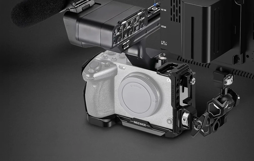 Camera în carcasa Neewer cu accesorii atașate: un monitor vizor, un microfon și un braț Magic Arm.