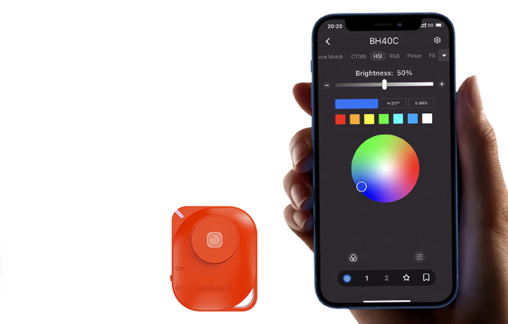 Aplicație mobilă pentru controlul de la distanță al iluminatului și o telecomandă wireless Neewer de culoare portocalie.