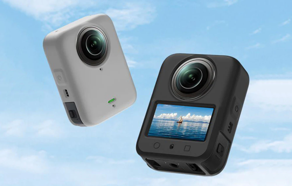 Cameră de 360 de grade albă și neagră pe cer, neagră cu imaginea proiectată a unei bărci cu pânze pe ecran