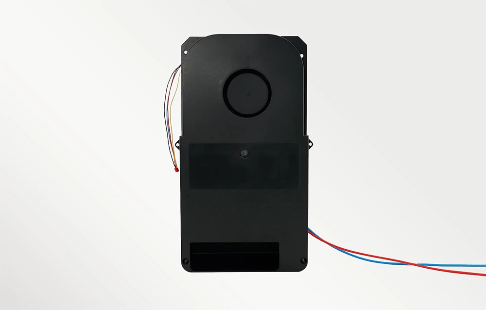 Încălzitorul camerei într-o carcasă din plastic negru, vedere frontală. Din lateral ies fire electrice colorate.
