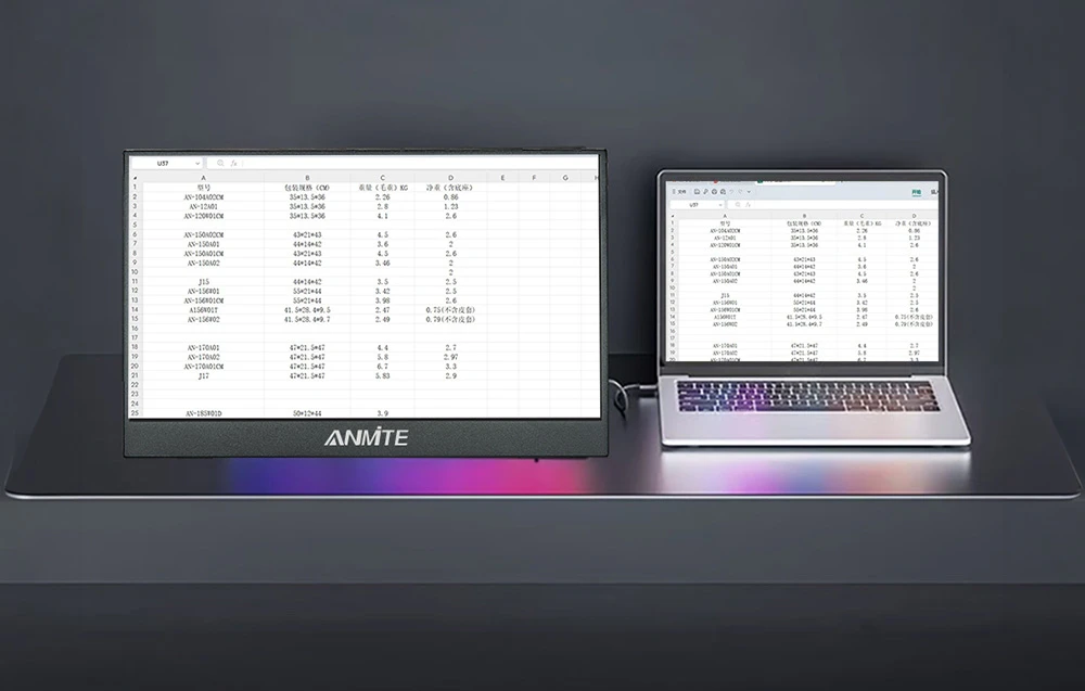 Un monitor portabil afișează o foaie de calcul lângă un laptop care prezintă același conținut, pe un birou întunecat.