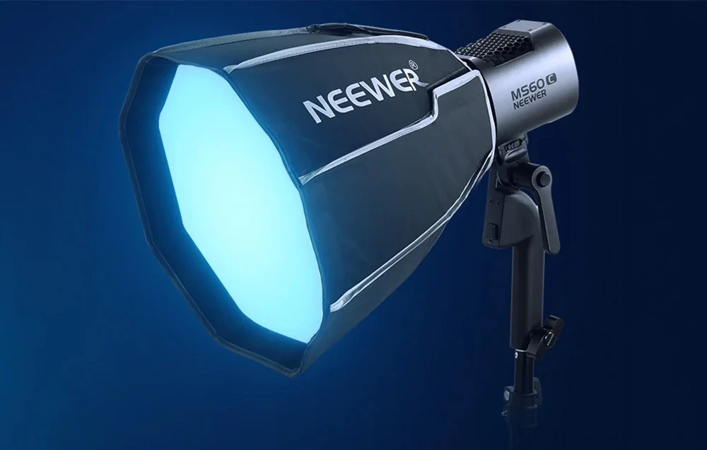 O softbox octogonală mică Neewer montată pe lampa MS60C, care emite lumină albastră strălucitoare.