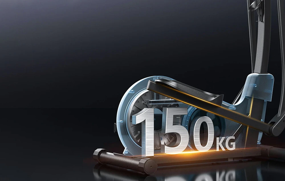 Partea inferioară a unei biciclete eliptice negre cu o inscripție grafică metalică mare, pe care scrie „150 KG”, pe un fundal întunecat