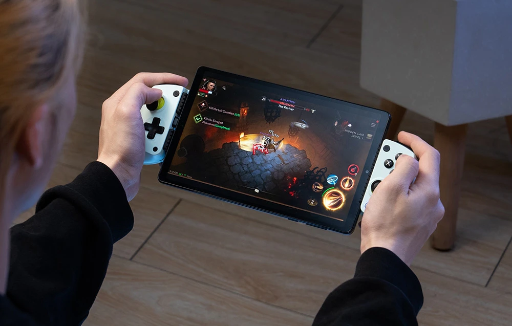 O persoană se joacă pe o tabletă montată într-un controler GameSir cu mânere albe.