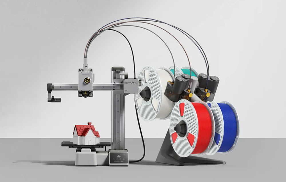 Imprimantă 3D cu un sistem de alimentare cu filament multiplu care utilizează filament SUNLU ASA în culorile roșu, alb și albastru