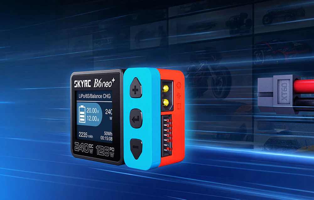 Încărcător inteligent SkyRC B6neo+ pe un fundal de lasere albastre orientate într-o singură direcție.
