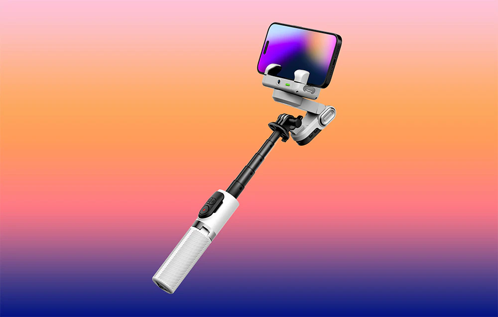 Un gimbal cu un smartphone pe un braț extensibil, pe un fundal degradat în nuanțe de portocaliu și violet.