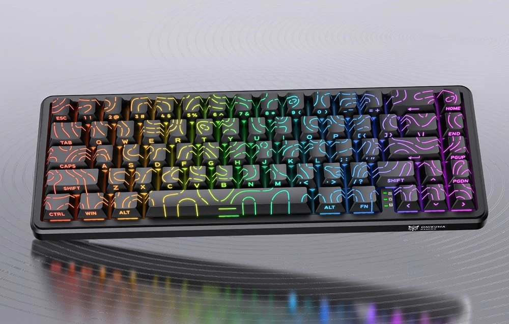 Tastatura de gaming cu retroiluminare RGB curcubeu pe un fundal deschis cu reflexii