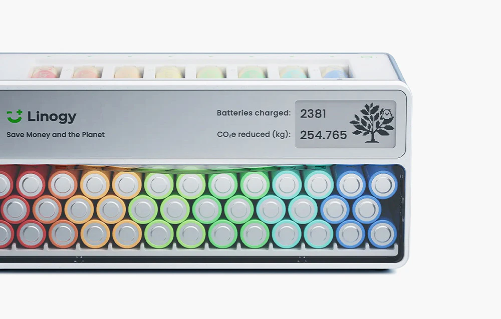 Prim-plan al unui încărcător de baterii alb cu celule colorate încărcate