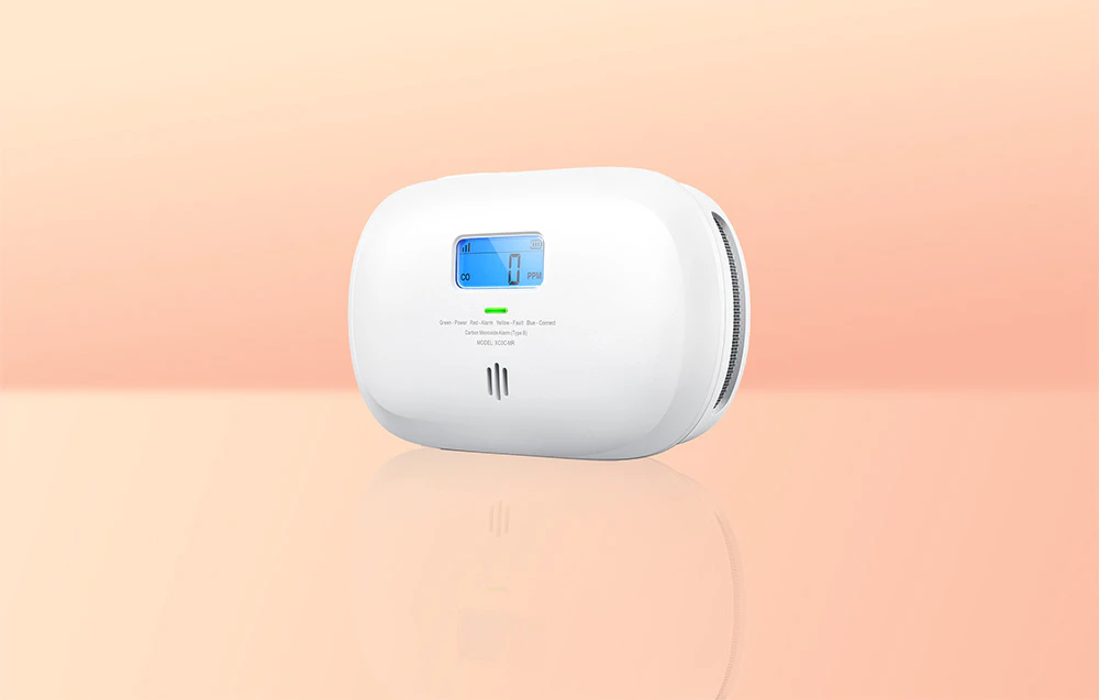 Detector de monoxid de carbon X-Sense XC0C-MR Link+ pe un fundal portocaliu luminos