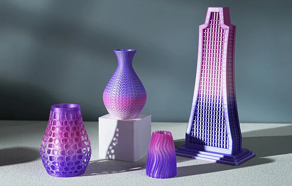 Modele 3D violet cu finisaj mătăsos realizate din filament Rainbow