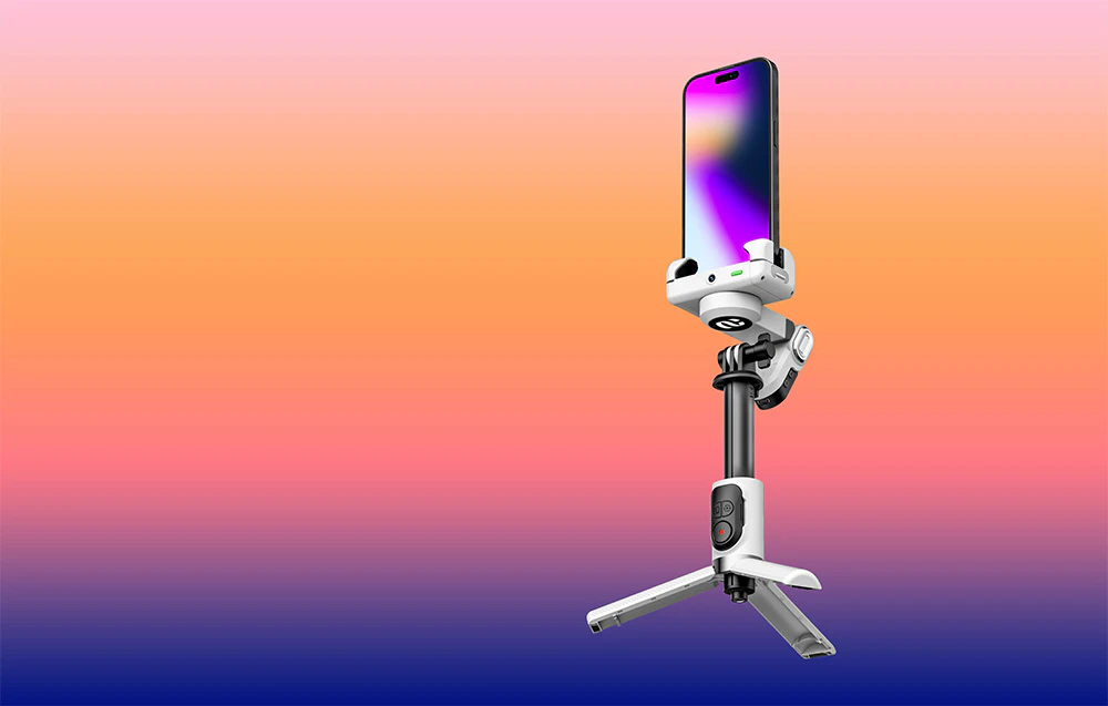 Un gimbal cu un smartphone montat pe un mini trepied pe un fundal cu gradient portocaliu-violet.