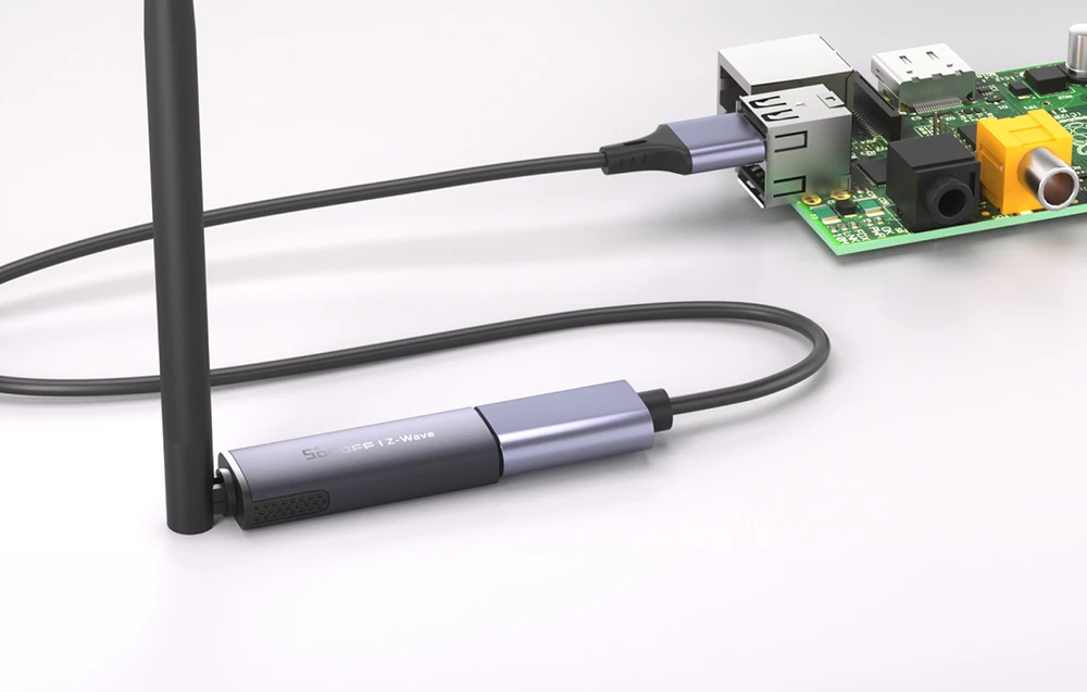 Adaptor USB cu antenă conectat la un computer cu o singură placă prin intermediul unui cablu USB