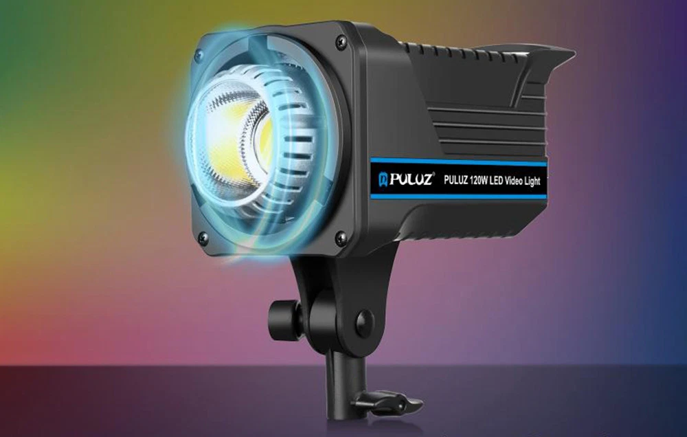 O lampă video modernă cu reflector rotund, montată pe un stativ de studio negru.
