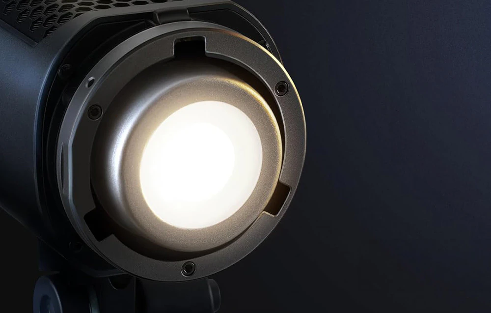 Prim-plan pe panoul frontal al lămpii Neewer cu matrice LED albă aprinsă