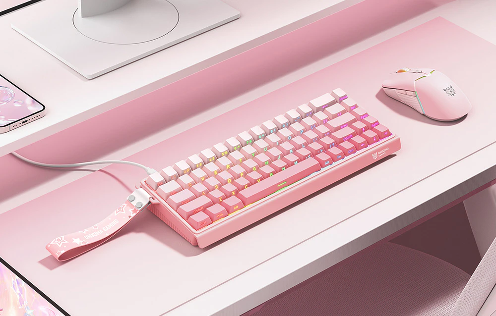 Tastatura roz Onikuma pe birou lângă mouse