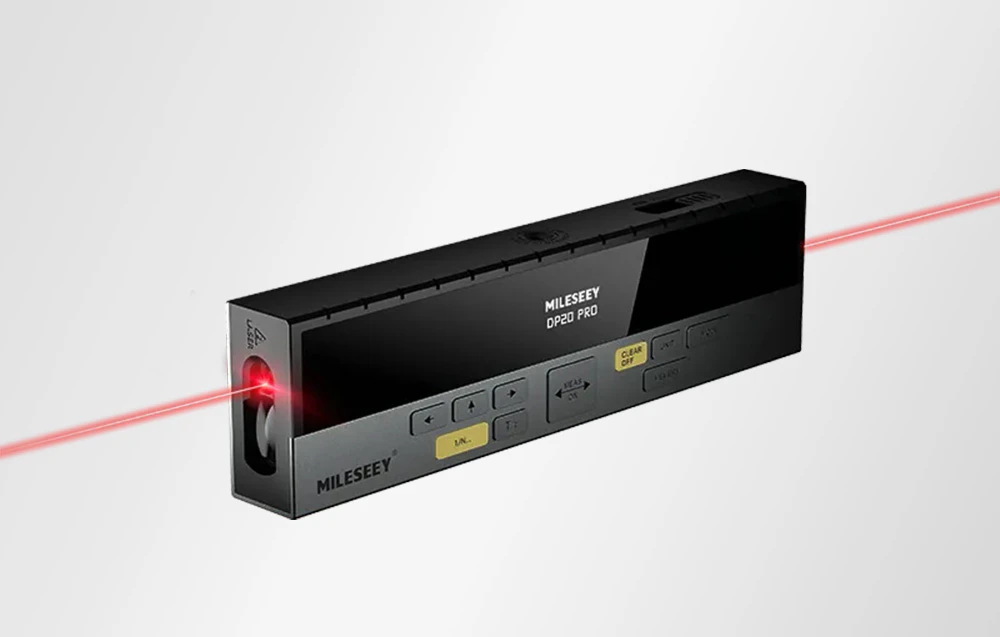 Telemetru laser negru cu numele modelului și două raze de lumină roșie emanând din părțile laterale.