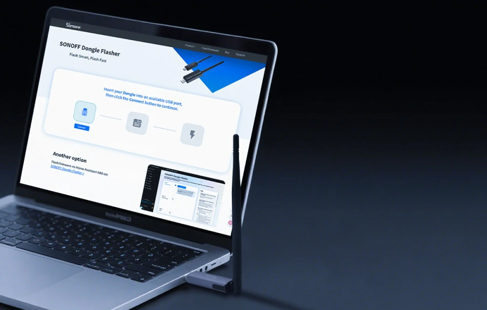 Gateway ZigBee conectat la un laptop cu site-ul Sonoff afișat.
