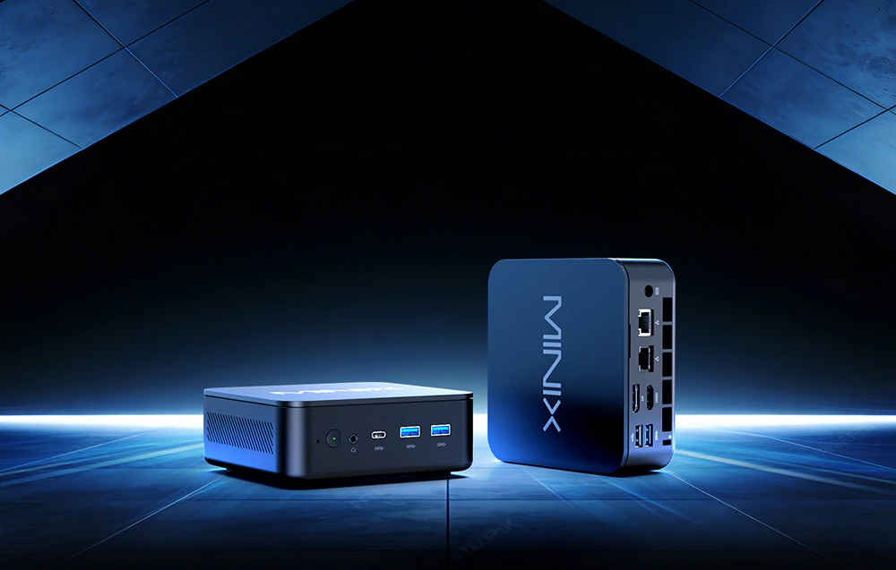 Două mini PC-uri Minix negre așezate unul lângă altul pe un fundal albastru modern.