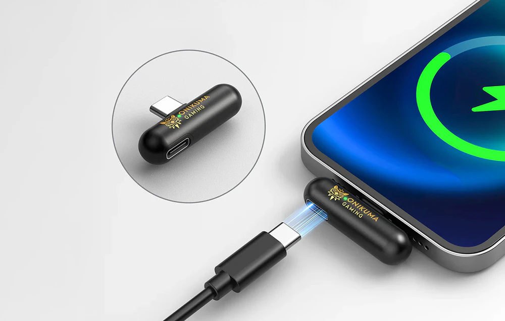 Adaptor Onikuma și cablu USB-C conectat la un smartphone