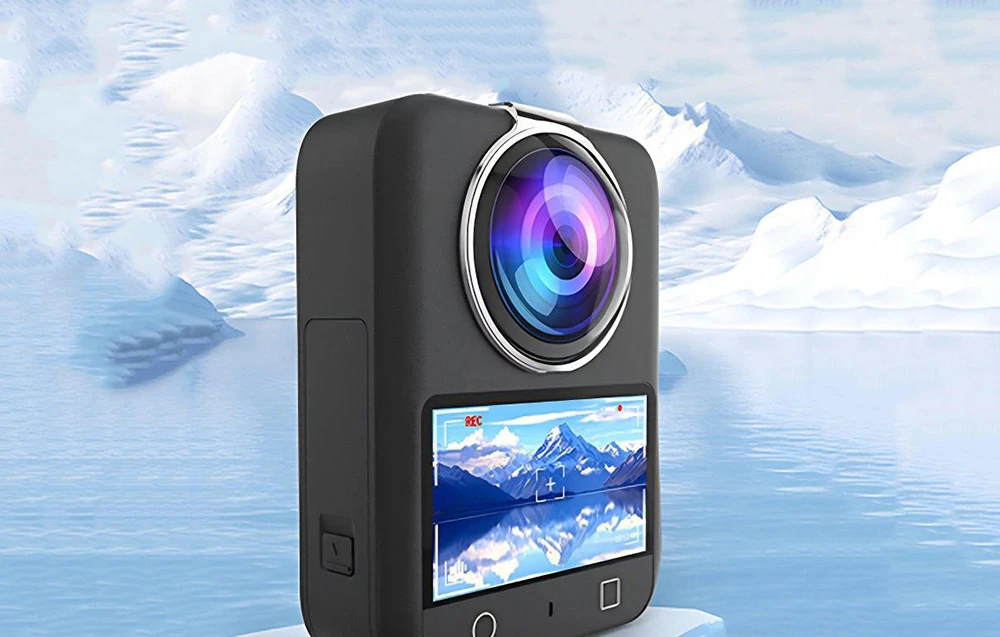 Cameră neagră de 360 de grade cu capac de obiectiv montat pe un fundal de peisaj de iarnă