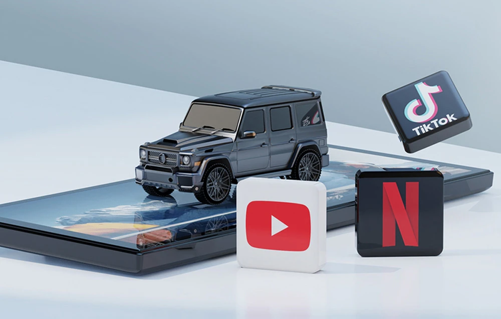 Model de mașină off-road neagră pe ecran lângă pictogramele aplicațiilor YouTube, Netflix și TikTok
