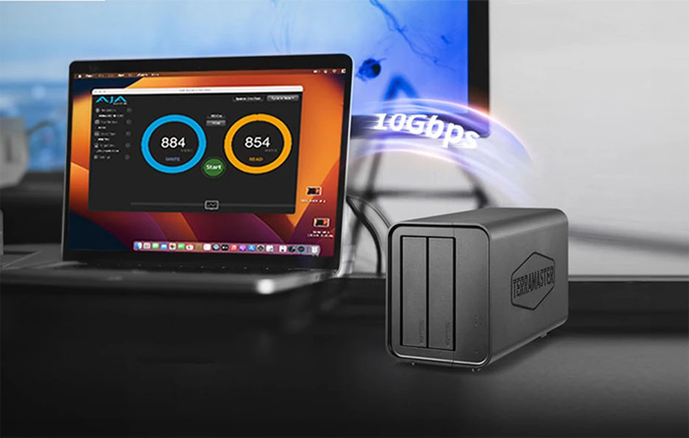 O carcasă pentru două unități de stocare conectată la un laptop, cu un indicator al ratei de transfer de date de 10 Gb/s