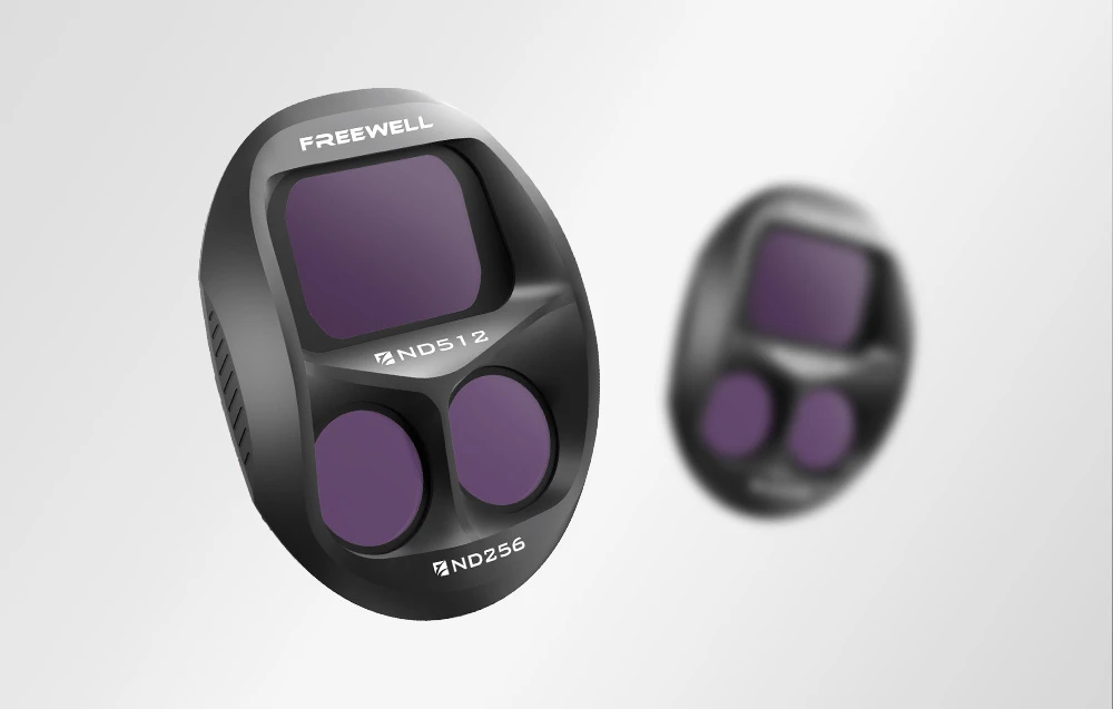 Două module de filtre ovale Freewell cu sticlă ND violet - unul clar, celălalt estompat în fundal, pe un fundal alb