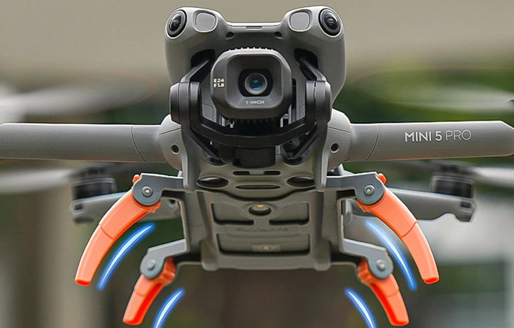 Vedere de jos a dronei DJI Mini 5 Pro cu picioarele de aterizare portocalii extensibile instalate