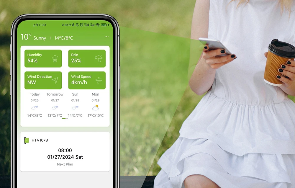 O femeie într-o rochie albă folosind aplicația RainPoint Tuya pe smartphone.
