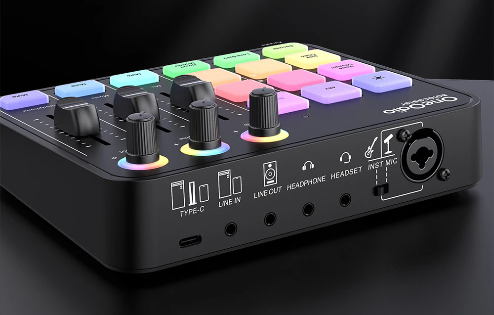 Prim plan al intrărilor din spate ale mixerului audio OneOdio Solocaster, inclusiv USB-C, LINE IN, LINE OUT, căști și intrări XLR