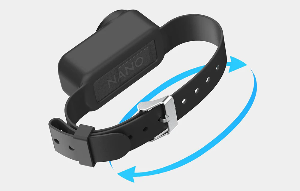 Bandă de silicon pentru camera DJI Osmo Nano cu săgeți albastre pe fundal gri