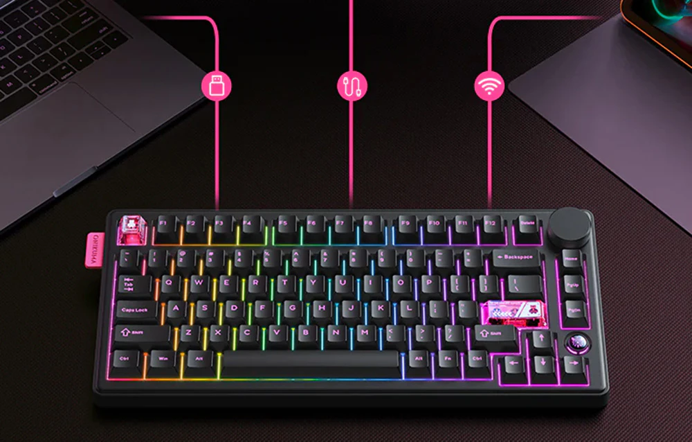 Tastatura neagră pe masă lângă laptop și tabletă