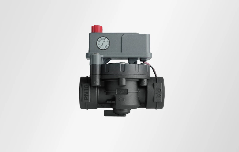 Vedere laterală a unei electrovalve negre cu partea superioară gri