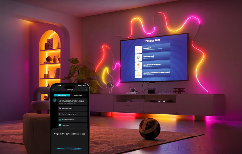Vizualizare a unui living cu iluminare LED și un smartphone. Ecranul telefonului afișează o aplicație pentru controlul benzii de neon.