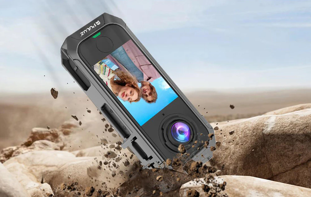 Camera Insta360 în carcasă metalică care cade pe stânci maro