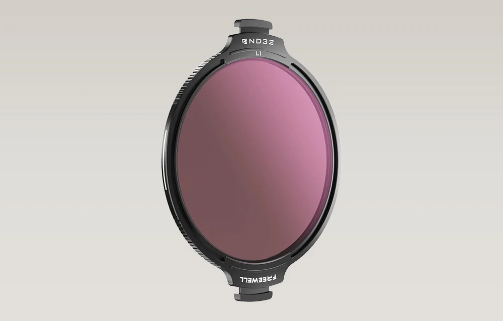 Filtru Freewell ND32 pe un fundal gri.