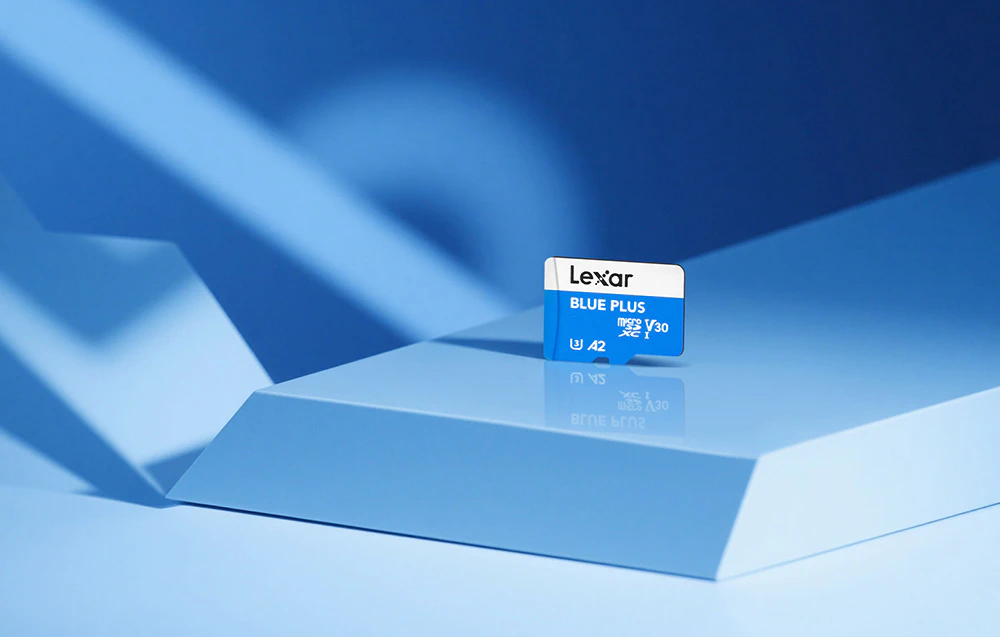 Card de memorie Lexar Blue Plus microSDXC afișat pe un suport modern, geometric, în nuanță albastră.